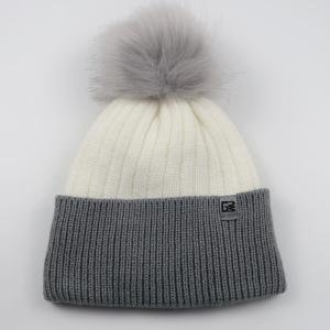 Women's fake pompom hat